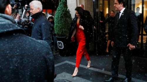 Αμάλ Κλούνεϊ: Τολμηρή εμφάνιση με κόκκινη φόρμα στο baby shower της Μέγκαν