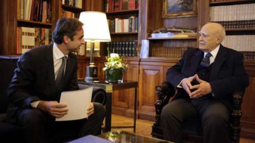 Συνάντηση με τον Κάρολο Παπούλια είχε ο Κυριάκος Μητσοτάκης