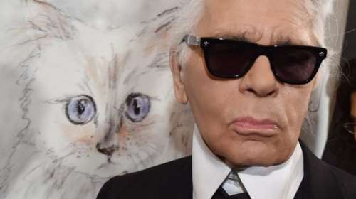 Η γάτα του Καρλ Λάγκερφελντ πενθεί τον «μπαμπά» της φορώντας μαύρο βέλο