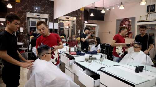 Δωρεάν κουρέματα Τραμπ - Κιμ στο Βιετνάμ