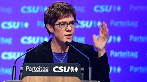 Καρφιά κατά του Ορμπάν από τη διάδοχο της Μέρκελ