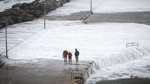Προβλήματα σε ακτοπλοϊκές και αεροπορικές συγκοινωνίες