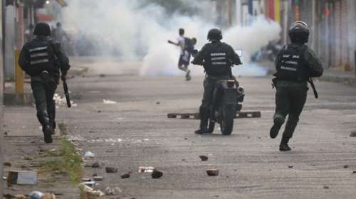 Δακρυγόνα από το στρατό της Βενεζουέλας στα σύνορα με Κολομβία