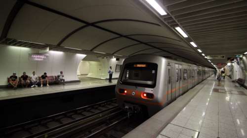 Απεγκλωβίστηκε σώος ο άνδρας που έπεσε στις γραμμές του μετρό
