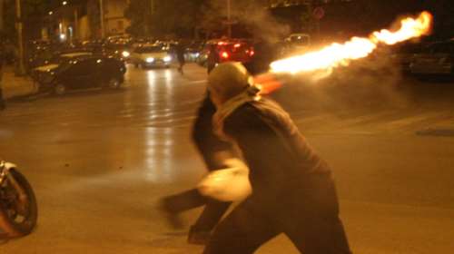 Μολότοφ και μία σύλληψη τη νύχτα στα Εξάρχεια