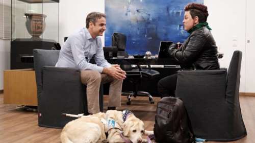 Συνάντηση Μητσοτάκη με την Ι. Γκέρτσου και το σκύλο οδηγό της