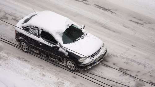 Απεγκλωβισμός δύο ατόμων από ΙΧ στη Νέα Πεντέλη λόγω παγετού