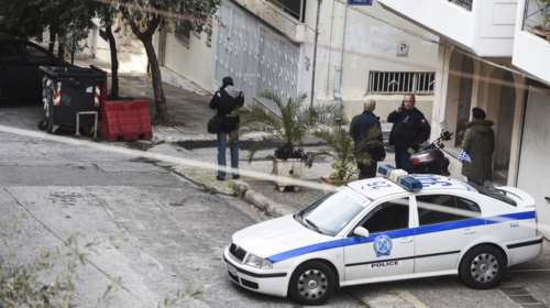 Διέρρηξαν σπίτι αστυνομικών στο Παγκράτι και πήραν όπλα