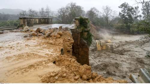 Κρήτη: Κόπηκαν στα δύο τα Χανιά-Κατέρρευσαν τρεις γέφυρες