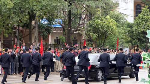 Οι σωματοφύλακες του Κιμ κάνουν τζόγκινγκ γύρω από τη λιμουζίνα [Bίντεο]