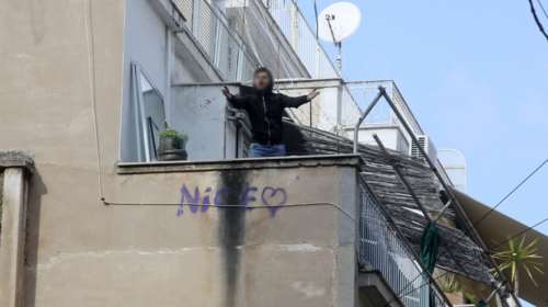 Εξάρχεια: Νεαρός άνδρας απειλεί να πέσει στο κενό