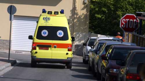 Γυναίκα έπεσε από τον τρίτο όροφο πολυκατοικίας στις Συκιές