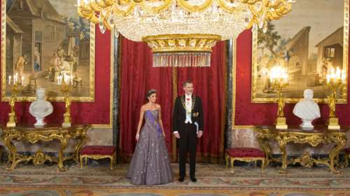 Η βασίλισσα Λετίσια με απίθανο οσκαρικό λουκ μέσα στο παλάτι [Εικόνες]