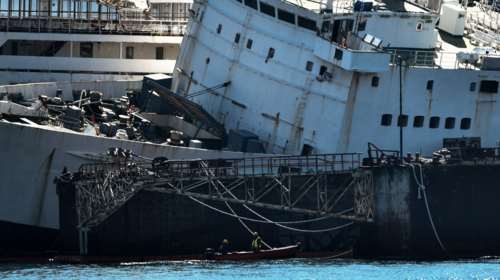 Ελευσίνα: Αντιρρυπαντικό φράγμα τοποθετήθηκε γύρω από το «Πηνελόπη Α»