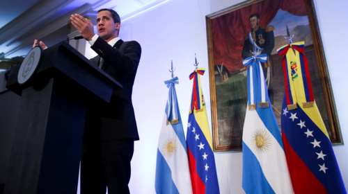 Επιστρέφει στο Καράκας και καλεί σε διαδηλώσεις ο Γκουαϊδό