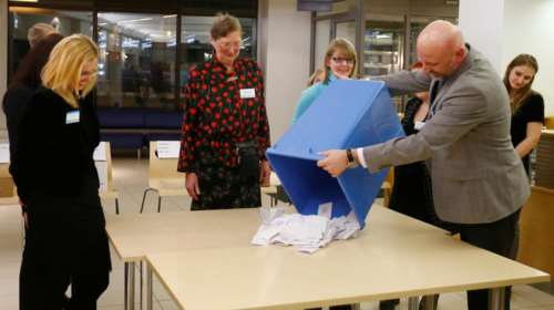 Νίκη της κεντροδεξιάς στις εκλογές στην Εσθονία, τρίτο κόμμα η ακροδεξιά