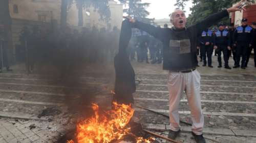 Αλβανία: Νέα συγκέντρωση στα Τίρανα - Ορκίστηκαν επιλαχόντες βουλευτές