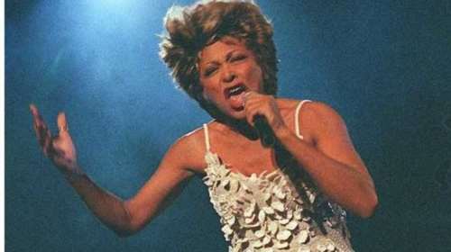 Tina: Αγνώριστη,ανέβηκε στη σκηνή &amp; τραγούδησε στο μιούζικαλ της ζωής της