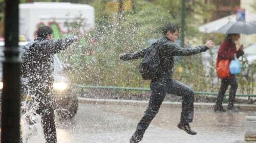 Θυελλώδεις άνεμοι, βροχές και καταιγίδες από το πρωί της Τρίτης