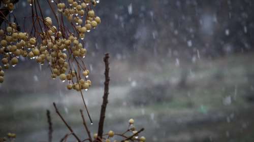 Η εβδομάδα ξεκινά με βροχές, καταιγίδες και χιόνια