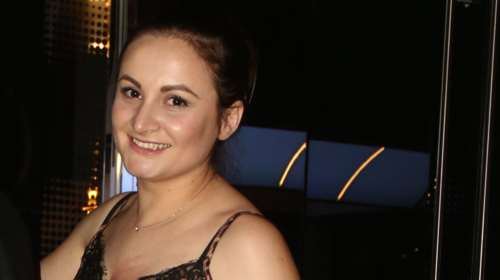 Είναι η σύντροφος παρουσιαστή σε μία σπάνια εμφάνιση μαζί του