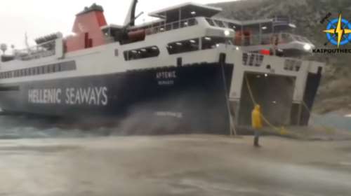 Μάχη του πλοίου με τα κύματα για να δέσει στη Σίφνο [βίντεο]