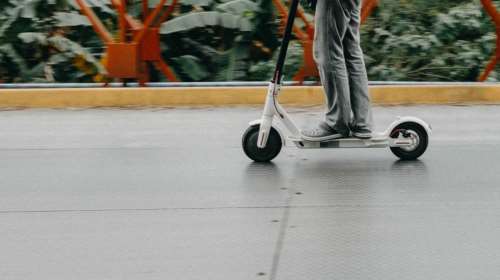 Λάρισα: Φορτηγό συγκρούστηκε με ηλεκτρικό πατίνι - Τραυματίστηκε 22χρονος