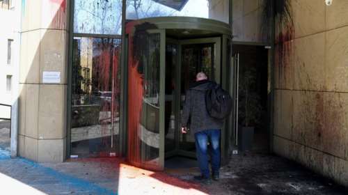 Ο Ρουβίκωνας επιτέθηκε με μπογιές στο υπουργείο Ανάπτυξης [video]