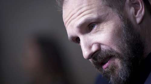 Ρ.Φάινς: Ο Τζέιμς Μποντ πρέπει να είναι λευκός άντρας και Βρετανός (βίντεο)