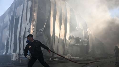 Σε εξέλιξη φωτιά σε αποθήκη χαρτικών στα Γλυκά Νερά - φωτο