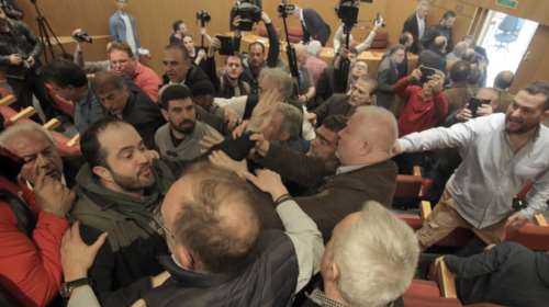 Νέα ένταση και βρισιές στη ΓΣΕΕ - Πιάστηκαν στα χέρια