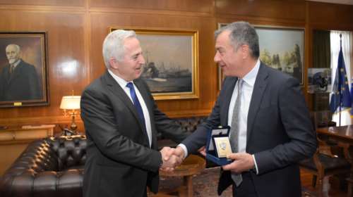 Συνάντηση Αποστολάκη - Θεοδωράκη στο υπουργείο Άμυνας