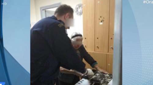 Χειροπέδες σε 90χρονη που πουλούσε μάλλινα παπουτσάκια σε λαϊκή