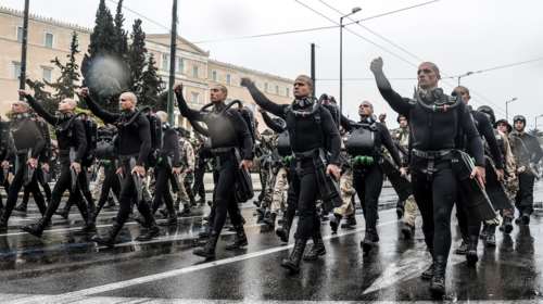 Τι απαντά το Λιμενικό για την απαγόρευση συνθημάτων στην παρέλαση