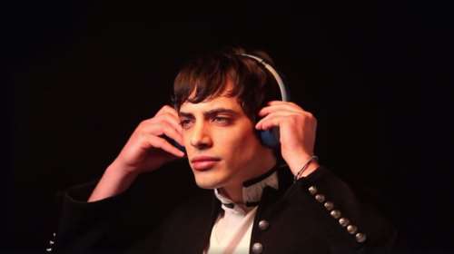 Ποιον σας θυμίζει ο πρωταγωνιστής του νέου τρέιλερ του Pepper 96,6;