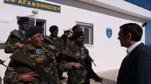 Ελιγμούς σε πολύ χαμηλό ύψος από το πρωθυπουργικό Σινούκ λόγω παρενόχλησης