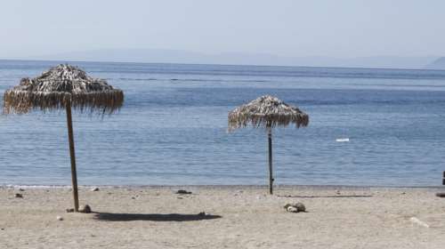 Νεκρή γυναίκα εντοπίστηκε σε γνωστή παραλία της Γλυφάδας