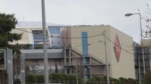 Αυτοκτονία στο Mall: Μιλούσε στο τηλέφωνο η γυναίκα πριν πέσει στο κενό