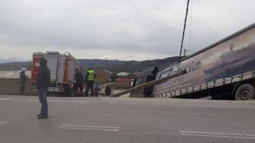 Οι ισχυροί άνεμοι παρέσυραν νταλίκα στα Γιάννενα