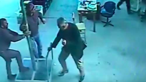 Τουρκία: Ανεμοι σηκώνουν στα 4 μέτρα άνδρα με ομπρέλα