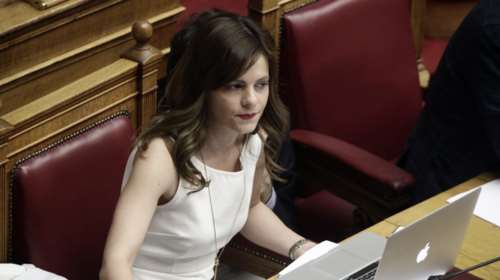 Αχτσιόγλου: Καταργούνται οι ηλικιακοί περιορισμοί στις συντάξεις χηρείας