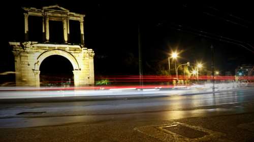 Πράσινο και μπλε φως για την Αψίδα του Αδριανού και τα παιδιά