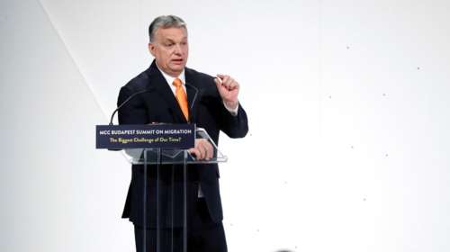 Politico: Ο Ορμπάν ενισχύει δεσμούς με την ιταλική ακροδεξιά