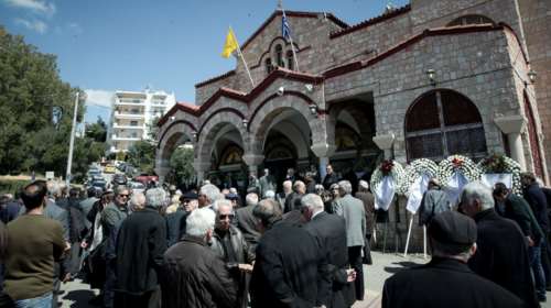 Πλήθος κόσμου στο τελευταίο &quot;αντίο&quot; στον Αντώνη Βγόντζα