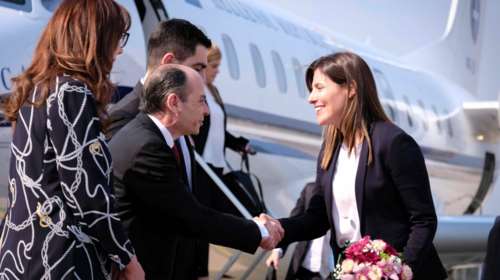 Με κοστούμι και λευκό πουκάμισο η Μπέτυ Μπαζιάνα στα Σκόπια