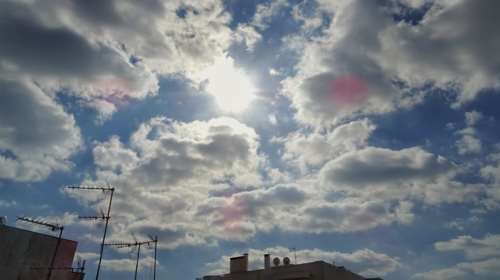 Συννεφιά με τοπικές βροχές σε όλη τη χώρα