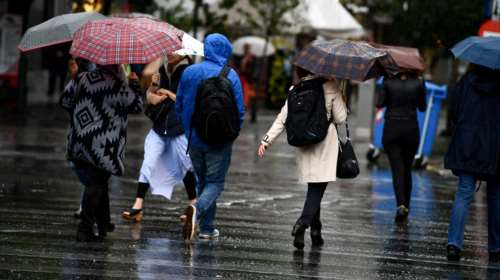 Κακοκαιρία INES: Τριπλό καιρικό &quot;κοκτέιλ&quot; με βροχές, αφρικανική σκόνη και θυελλώδεις ανέμους - Λασποβροχές στην Αττική