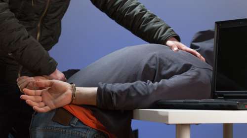 Σύλληψη 20χρονου που εκβίαζε 14χρονη με ημίγυμνες φωτογραφίες της