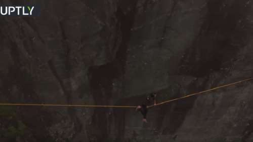 Ακροβάτης χάνει την ισορροπία του σε ύψος 1.000 μέτρων - Video