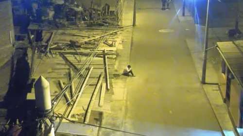 Δεκάχρονος στο Περού διάβαζε στο πεζοδρόμιο επειδή δεν είχαν ρεύμα (vid)